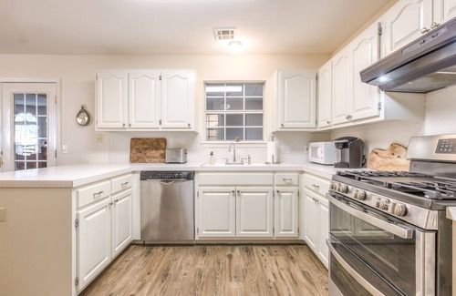 Jenks House | Clean clean clean, full kitchen, play area, quiet 3/2 - near Antiques & aquarium