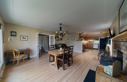 West Hillhurst House | Clean comfortable private spacious & near university hospital downtown Bow River