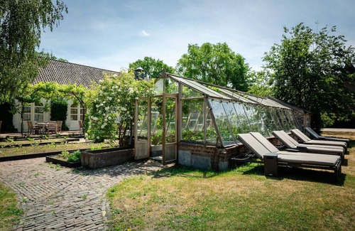 Baarlo Apartment | Clean & Comfortable with Forest Paths Just Steps Away! Onsite Dining
