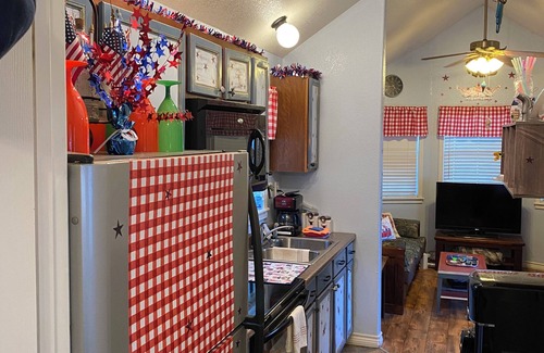 Laguna Park Cabin | CLEAN, COZY LAKE CABIN COMFORT.