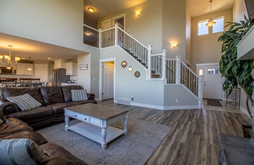 Sunset Heights House | Clean Golf Home w/Scenic Views - Up to 4500 sqft, 8 Spacious Rooms, 4.5 Bath!