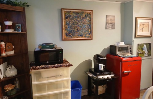 St. Catharines Apartment | Clean, Private Room with Private Entrance - close to amenities, on bus routen