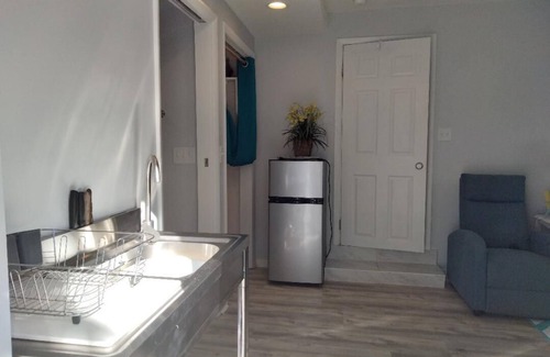 Disston Heights Apartment | Clean, Queen, Kitchenette, Private Patio with Seating & Dining, On-Site Parking.