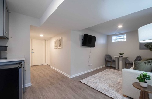 West Ridge Apartment | Clean Safe Chicago Basement Apartment Washer Dryer Near Transit to Downtown