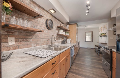 Oxford House | Clean & Spacious Cottage – Close to Campus!