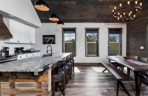 Orderville House | Cliff's Edge. New Build, Breathtaking Views, Luxury Stay Near Zion