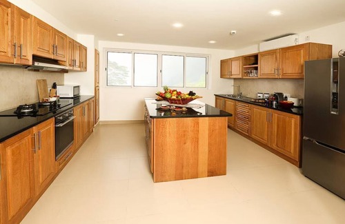 Zig Zag Ward House | Cliffhanger Private Retreat – Daytime Bliss Only!