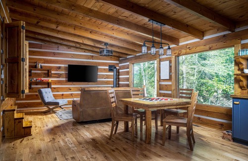 Rogers Cabin | Cliffside Cabin 2 King ALCOVES, Hot Tub, Cargo Net