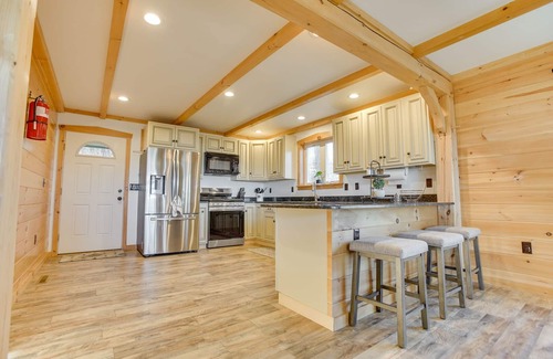 Woodland Cabin | Cliffside Cabin | HOT TUB, Pickleball, Fire Pit + More!