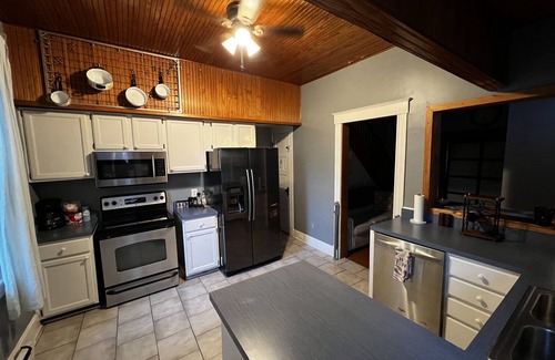 CUF House | Clifton Scenic Lodge 3BR 2BA: Private Hot Tub, Spacious Patio, Offstreet Parking