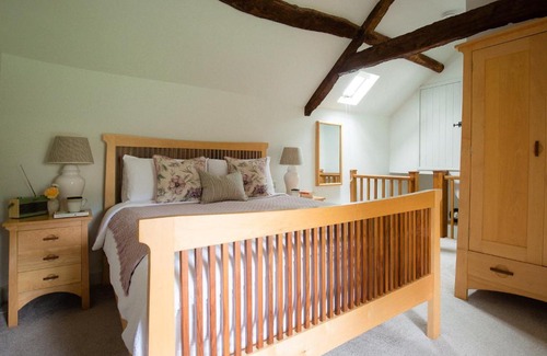 Upper Oddington House | Climbing Rose Cottage - Dog Friendly - Peaceful Cotswold Cottage