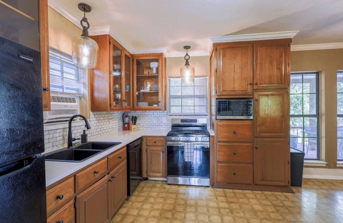 Belton House | Clink on the Creek- Creekside DT Belton- Pet Friendly