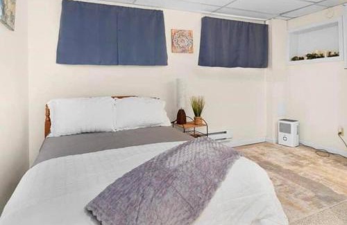 Teall Beach House | Close-Lake, 3 Brothers, Dwntwn,Wifi, Self Checkin