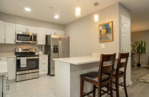 Allendale Area House | Close to Downtown| Sleeps 8 | Private Backyard