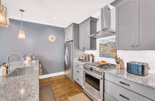Eighth Avenue House | Close to DT Game Garage Bar Large Living Room