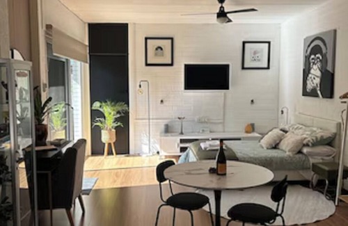Darlington Apartment | Close to Flinders Hospital & Uni ,Pub,restaurants,Westfield , Beach. Park views.