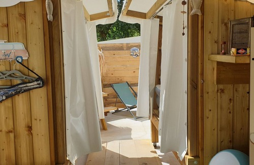 Les Mathes Ski Chalet | Close to the zoo; unusual wooden hut with 2 bedrooms overlooking the sky.