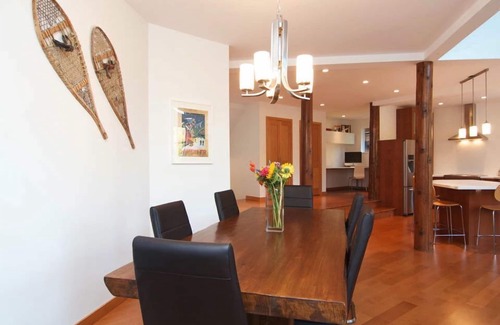 Whistler Cay Heights Ski Chalet | Closest Luxury Chalet to Village! Perfect for families~HOT TUB, PATIO, PING PONG