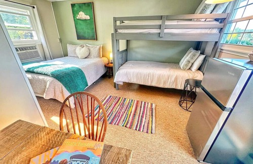 Manchester Center Hotel | Cloud 9 family double sleeps 4
