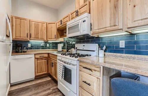 City Park Apartment | Cloud by Modern Midstay/1Block to City Park #C11