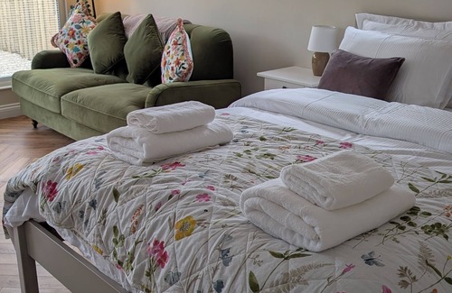 Crumlin Cabin | Clover Cottage - country lodge - Close to Belfast international Airport