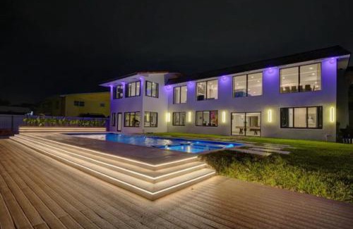 Seybold Villa | Club House 305 w PRIVATE NIGHTCLUB, Cinema, Game Room, Gym & Pool