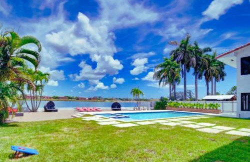 Seybold Villa | Club House 305 w PRIVATE NIGHTCLUB, Cinema, Game Room, Gym & Pool