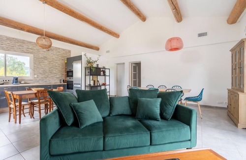 Saint-Andre-de-Roquepertuis House | Cosy holiday home with pool