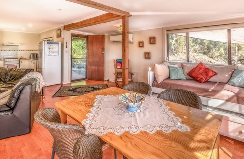 Lower Portland Cottage | Coach House Hill Cottage