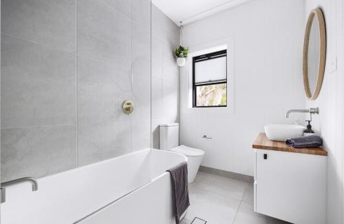 Mona Vale House | Coastal 3 bedroom house with private oasis.