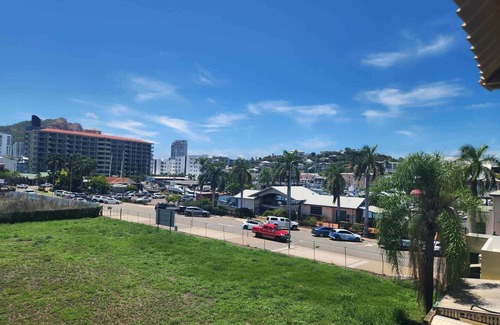South Townsville Apartment | Coastal Breeze Studio – Steps from City, Stadium & Ferry