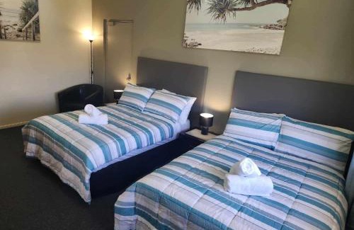 South Townsville Hotel | Coastal Breeze Studio- Steps from CBD,Stadium&Ferry