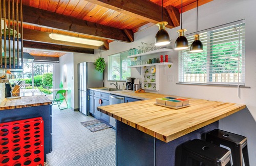 Allyn-Grapeview House | Coastal Cabin w/Puget Sound & Rainier Views!