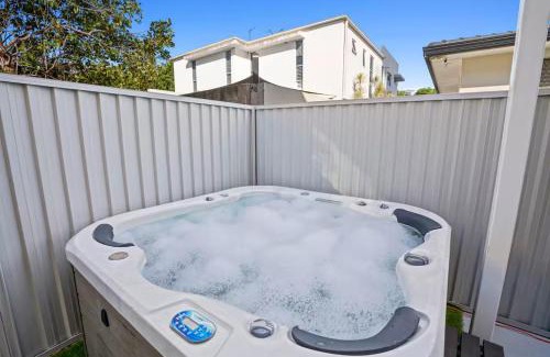 Surfers Paradise House | Coastal Central 3BR - Spa, Surfers Paradise, AC