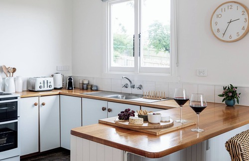 Bridport House | Coastal charm central to Beaches and Eateries