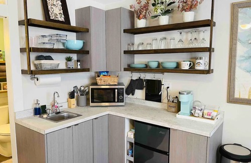 Disston Heights Apartment | Coastal Chic Suite w/Kitchenette & Private Entrance