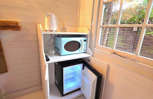 Bognor Regis Cabin | Coastal Cosy Cabin With hot tub
