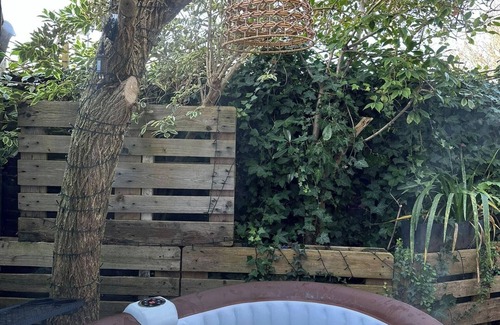 Bognor Regis Cabin | Coastal Cosy Cabin With hot tub