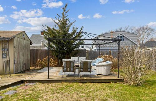 Wareham Center House | Coastal Cottage Retreat Steps from the Beach cottage