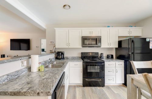 Emerald Isle Cottage | Coastal Emerald Isle Retreat w/Deck & Grill!