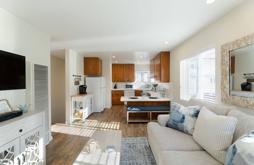 Peninsula Apartment | COASTAL ESCAPE! Cozy one-bedroom apartment with garage by the Beach