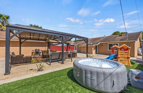 Goleta House | Coastal Home Near UCSB & Airport, Hot Tub, King Beds, Fast Wifi, Sleeps 6