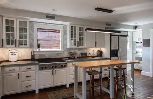 Dixon Park Apartment | Coastal Modern Terrace Apartment & Rooftop Hot Tub - Near Forsyth