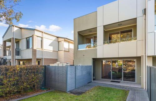 Glenelg North House | Coastal Parkside - Glenelg North - C21 SouthCoast Holidays