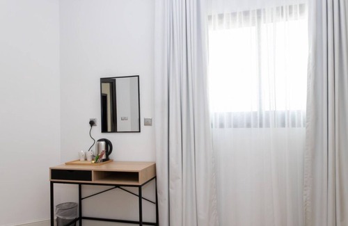 Jumeira 3 Villa | Coastal Retreat: Elegant Room by Sunset Beach