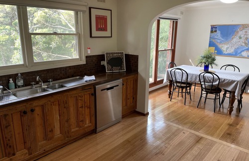 Point Leo House | Coastal Retro Roomy Shack, pet friendly, walk to beach, king bed