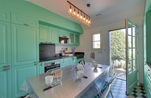 Quartier du Casino House | Coastal Villa with Garden, Near Beach & Casino – Sleeps 6, Pet Friendly