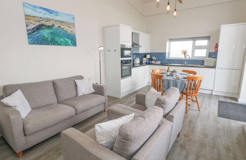 Southwell Cottage | COASTGUARD VIEW, family friendly, with a garden in Portland Bill