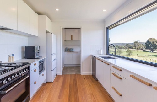 Newham House | Cobaw Views – a Mount Towrong Vineyard retreat