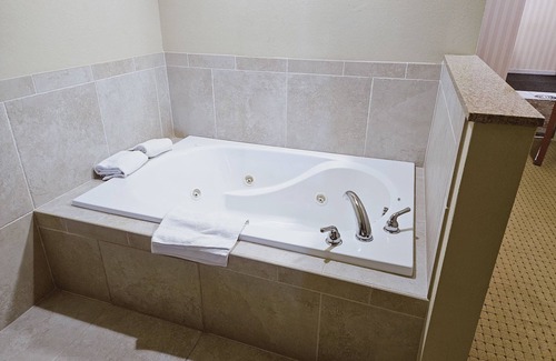 Bloomfield Hotel | Cobblestone Inn & Suites - Bloomfield